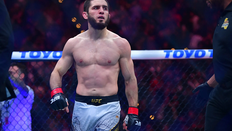 Махачев рассказал, почему не хочет проводить бой с Топурией 