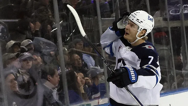 Владислав Наместников отметился шайбой за «Виннипег» в игре НХЛ с «Чикаго»