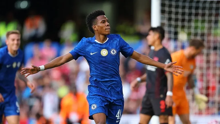 «Челси» возлагает большие надежды на Эстевaо и Сатпаева