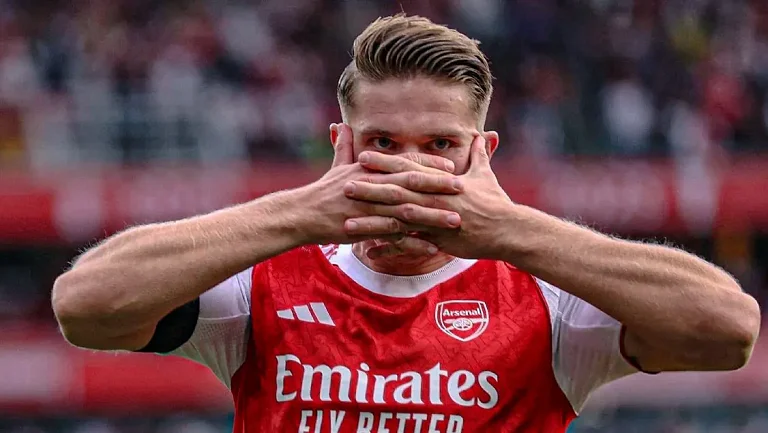 Нападающий «Арсенала» и форвард «Барселоны» получили трофей Мюллера