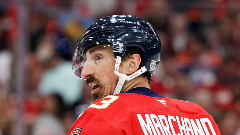 Маршан подарил Кросби и Маккиннону кепки со своими инициалами