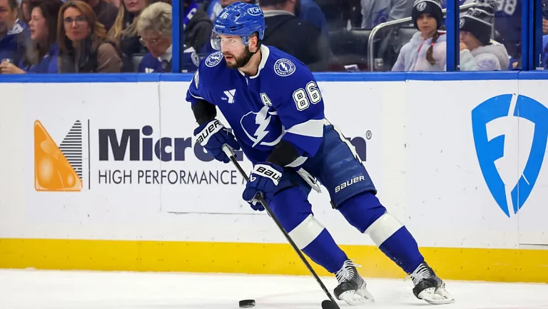 Русский нападающий Кучеров вышел на третье место в гонке бомбардиров НХЛ