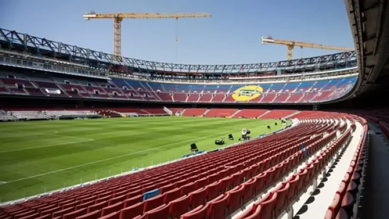 «Барселона» может играть дома на двух стадионах