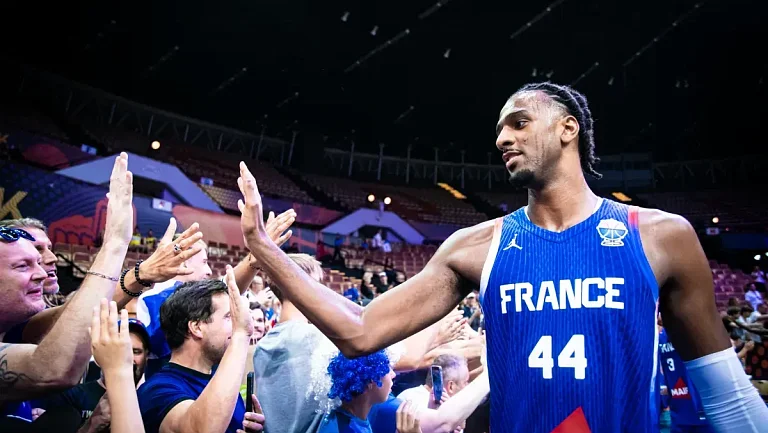 Франция теряет центрового Александра Сарра