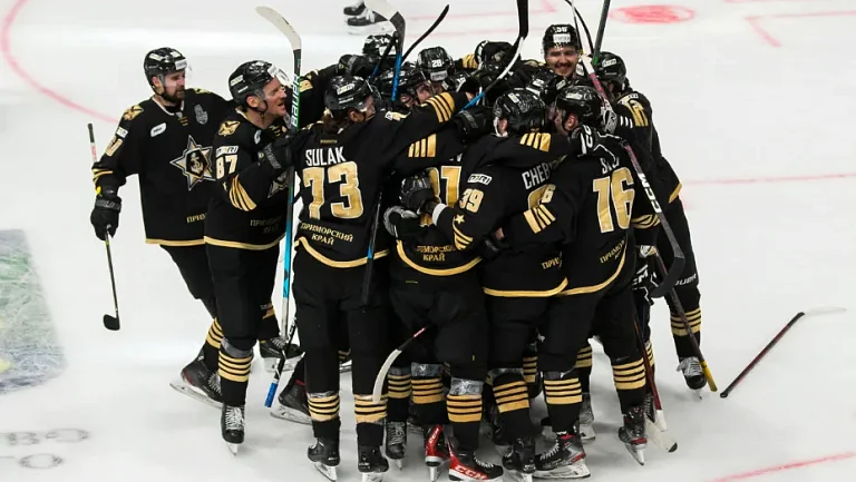 «Адмирал» разгромил «Амур» 4:1 в дальневосточном дерби