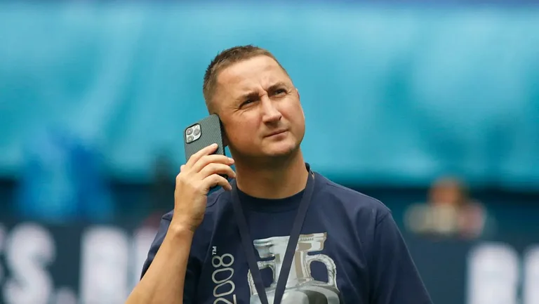 Быстров заявил, что Карпину стоит выбрать между сборной и клубом