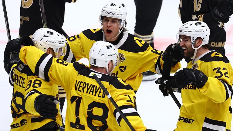 Самолет с хоккеистами «Северстали» не смог приземлиться в Омске