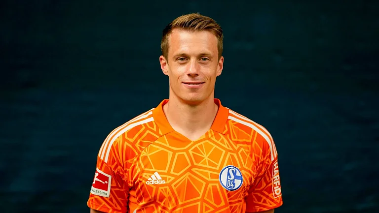 «Вердер» ведёт переговоры с вратарём Александром Шволовым