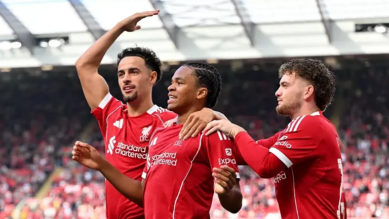 «Ливерпуль» раскрывает юных лидеров и срочно ищет опытного центрбека