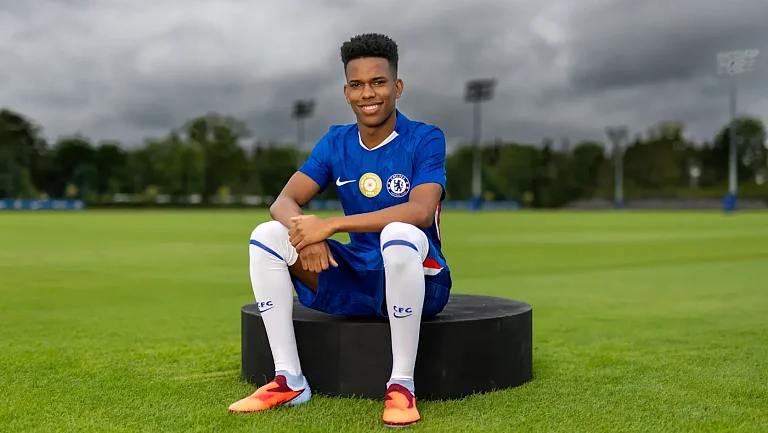 Эстевао забивает за «Палмейрас» в матче с «Челси» и переходит в «Челси»