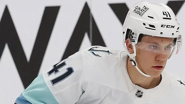 Защитник Райкер Эванс останется в «Сиэтл Кракен» еще на 2 года