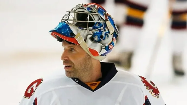 Легендарный вратарь «Челси» Петр Чех подписал контракт с хоккейной командой