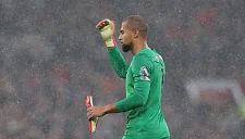 Санчес удален в матче с МЮ и получит дисквалификацию