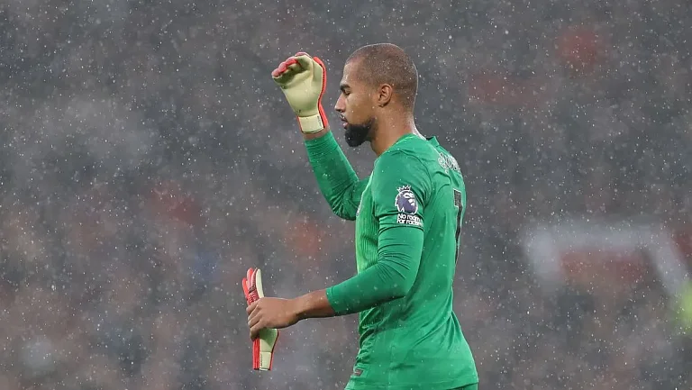 Санчес удален в матче с МЮ и получит дисквалификацию