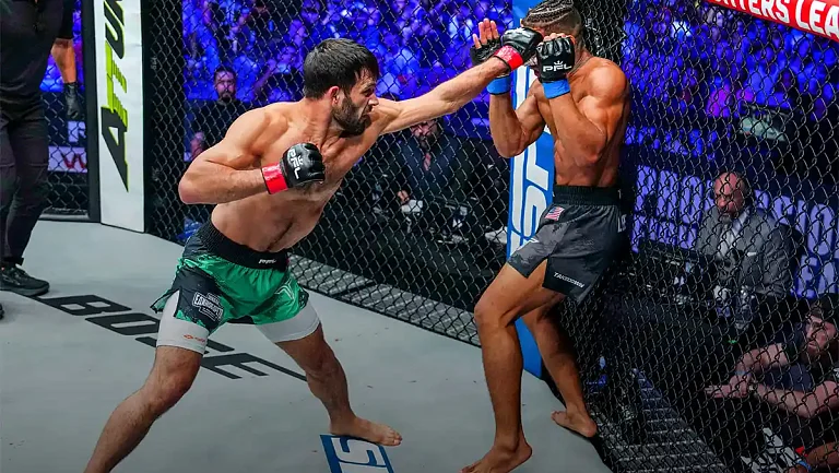 Дэвис победил Рабаданова и стал чемпионом Гран-при PFL 9