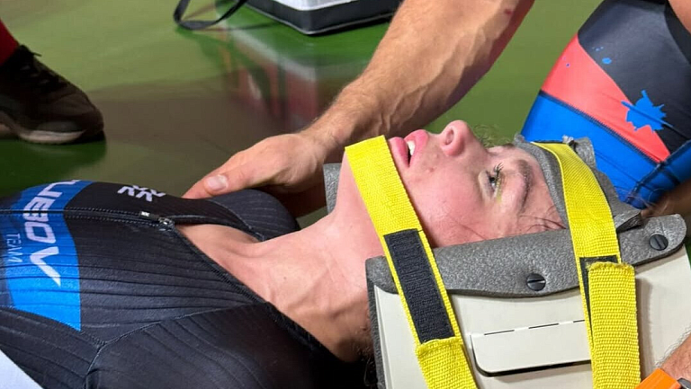 Российская велогонщика получила перелом позвоночника после падения 