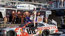 Зилиш отпраздновал победу в NASCAR падением и поездкой в больницу