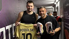 Лука Дончич подарил Подольски кроссовки после победы Словении