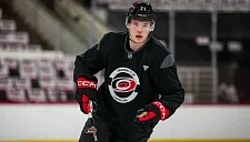 Российский хоккеист «Каролины» Никишин устроил драку с американцем в НХЛ