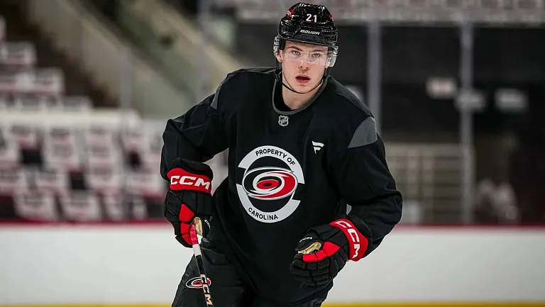 Российский хоккеист «Каролины» Никишин устроил драку с американцем в НХЛ