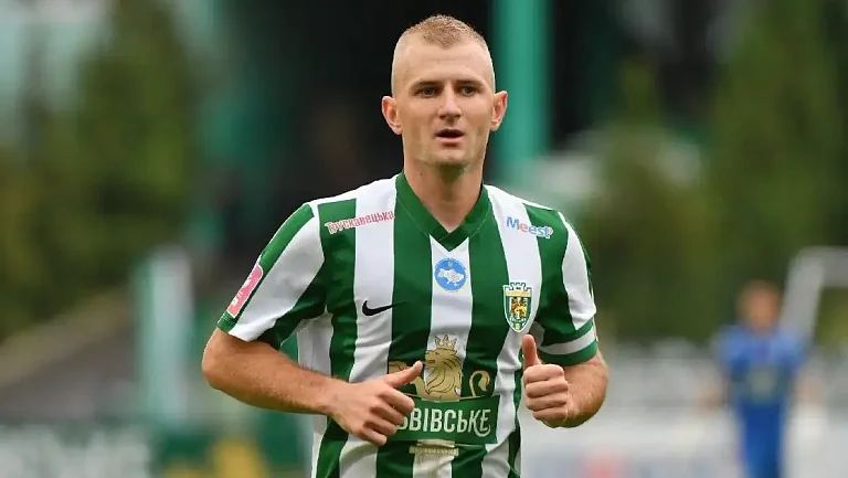 Футболиста «Карпат» лишили капитанской повязки за речь на русском языке