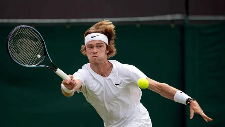 Рублёв сыграет с Оже-Альяссимом в 1/8 финала