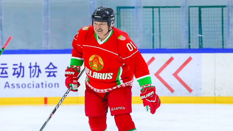 Лукашенко рассказал о своём самочувствии после падения на хоккейном матче