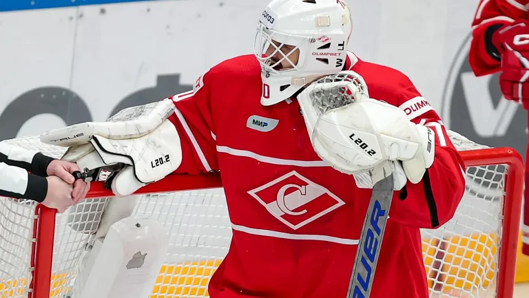 Вратарь «Спартака» Николаев провёл десятый «сухой» матч в КХЛ