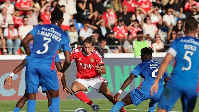 «Бенфика» с трудом обыграла «Алверку» в третьем туре Примейры