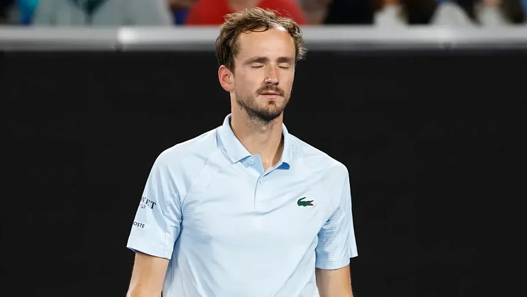 Кафельников хочет объяснить разгромное поражение Медведева от Тьена