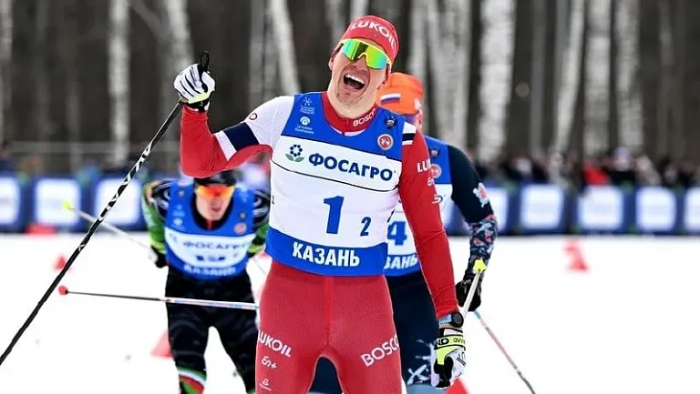 Александр Большунов стал чемпионом в спринте 10км классическим стилем