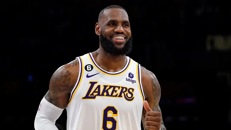 Экс-баскетболист НБА поддержал Леброна после рекламы Hennessy