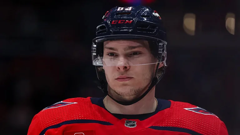 «Вашингтон» хочет вызвать россиянина Мирошниченко из АХЛ