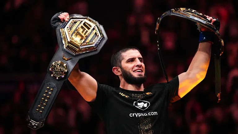 Чемпион UFC Махачев получил награду за лучший удушающий приём 2025 года