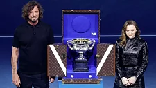 Экс-первая ракетка Сафин представил трофей AO-2026 с актрисой Хлоей Морец