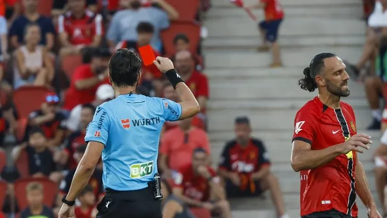 Мурики удален в матче с «Барселоной» за опасную игру