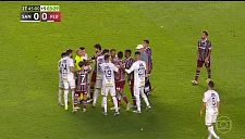 Старые друзья Неймар и Гансо повздорили во время матча