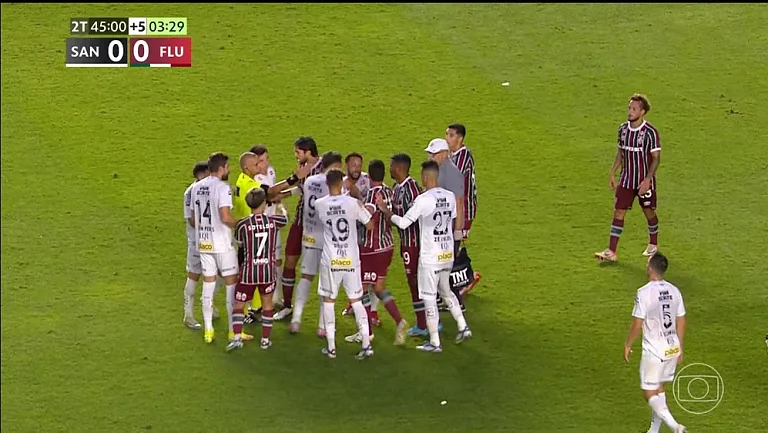 Старые друзья Неймар и Гансо повздорили во время матча