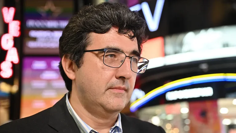 14 тысяч человек требует отобрать титулы у Крамника после смерти шахматиста