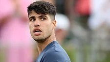 Алькарас — пятый в истории, кто победил Джоковича на всех покрытиях