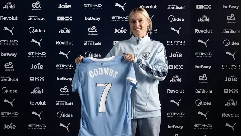 «Манчестер Сити» подписал контракт с Лорой Кумбс