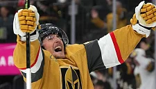 Российский нападающий Иван Барбашев забил нелепый гол в матче НХЛ с «Чикаго»