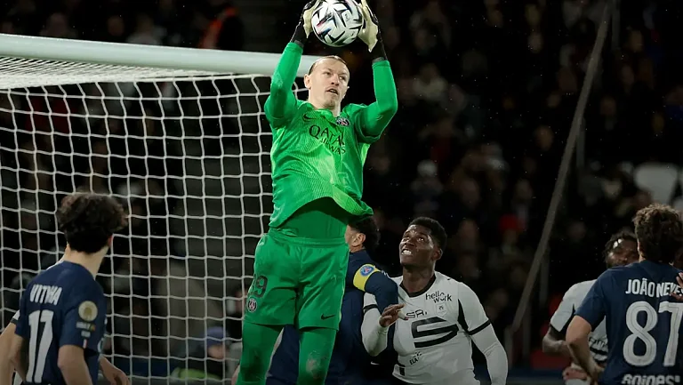 Кафанов заявил, что Сафонов должен остаться в основе ПСЖ