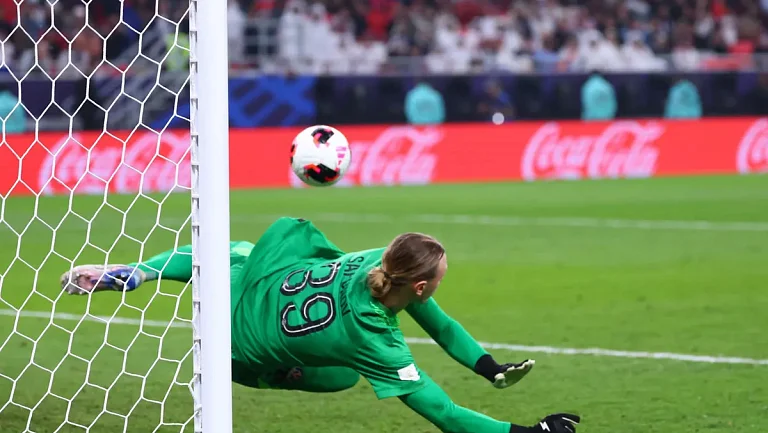 Французские СМИ: Матвей Сафонов — «новый кошмар» для вратаря ПСЖ Шевалье