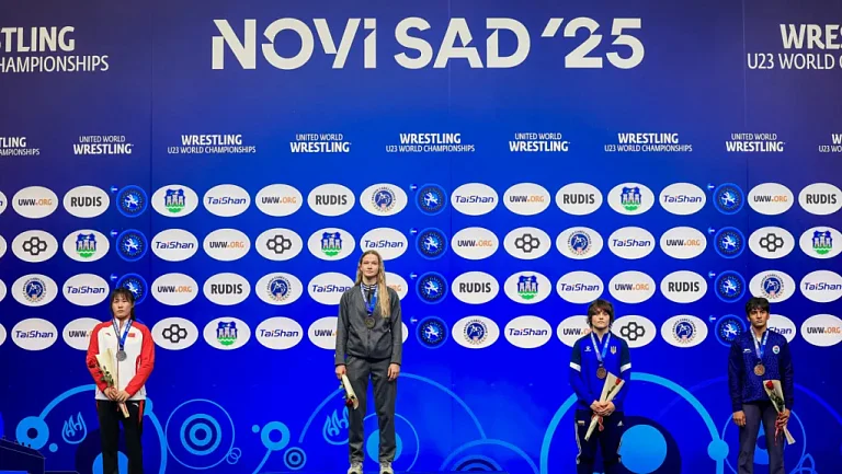 Петлякова тайком слушала гимн России на пьедестале с рядом стоявшей Украинкой