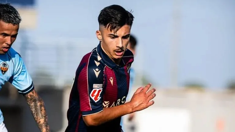 Пако Кортес проведёт сезон в «Культураль Леонеса» 