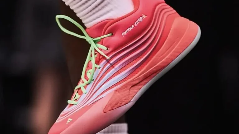 Дэмиан Лиллард подарил участникам своего лагеря эксклюзивные кроссовки