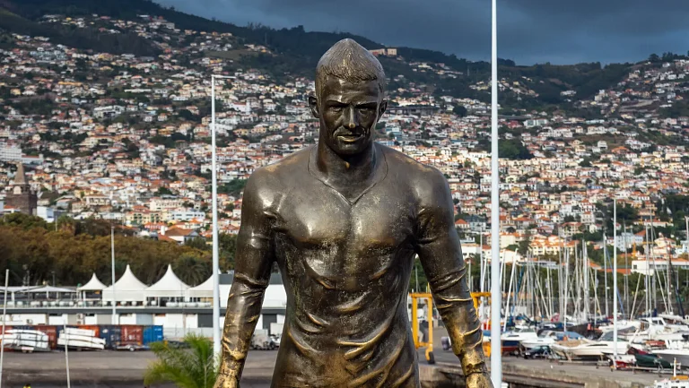 Статую Криштиану Роналду подожгли на его родном острове Мадейра