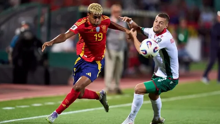 Деку прокомментировал конфликт вокруг Ламина Ямаля