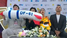 Китайские фигуристы оказались под расследованием ISU из-за игрушки-ракеты